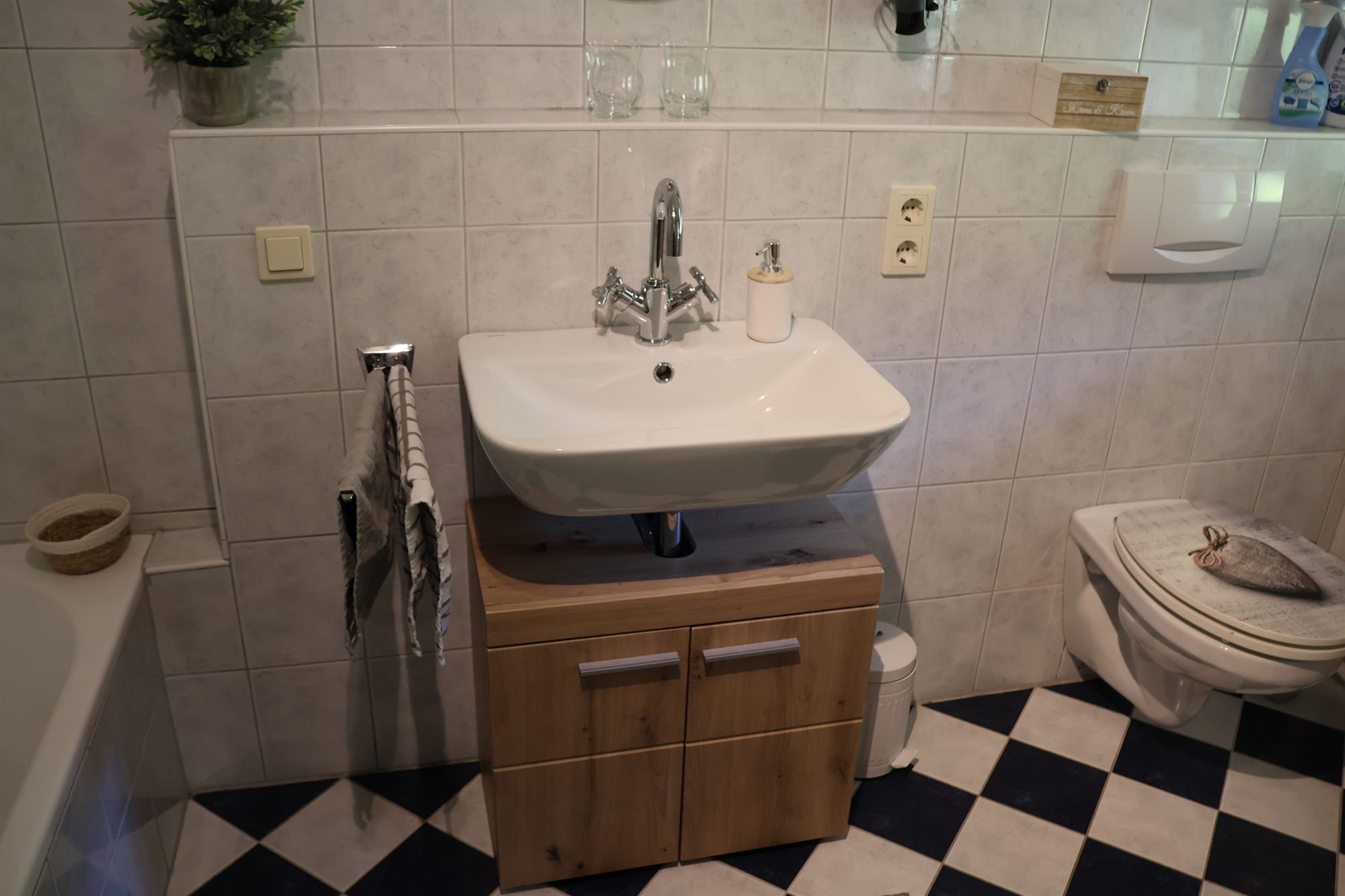 Waschbecken und WC