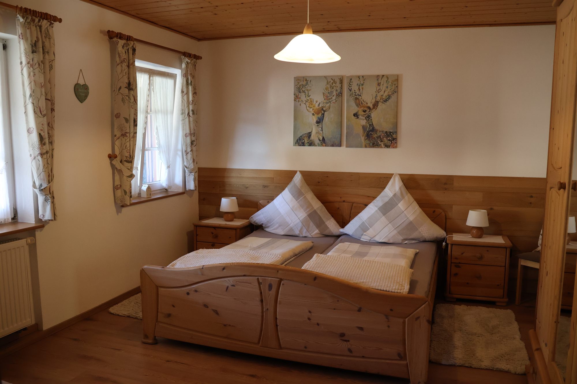 Zweites Schlafzimmer mit rustikalem Holzambiente