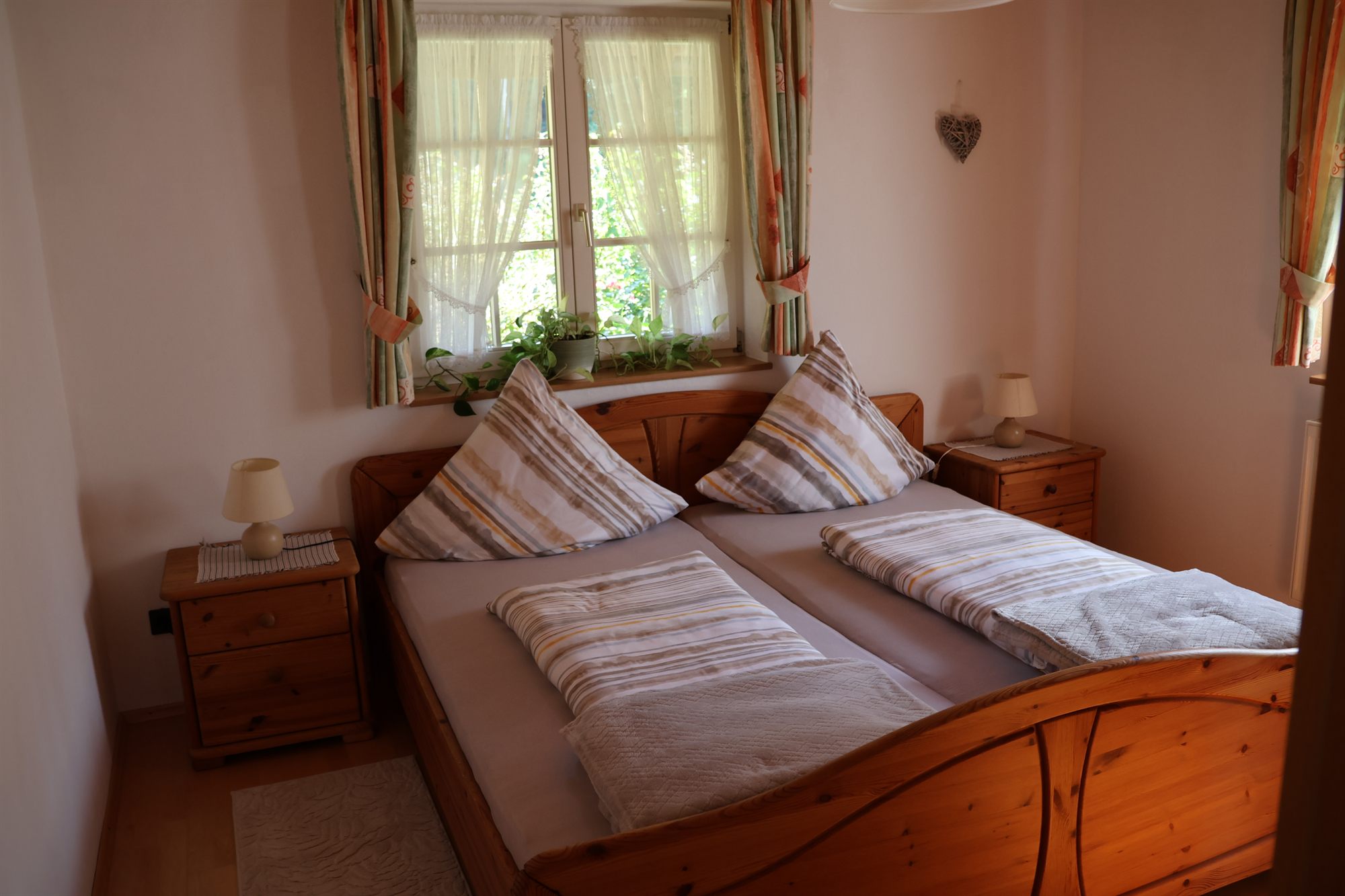 Helles Schlafzimmer mit Doppelbett aus Massivholz