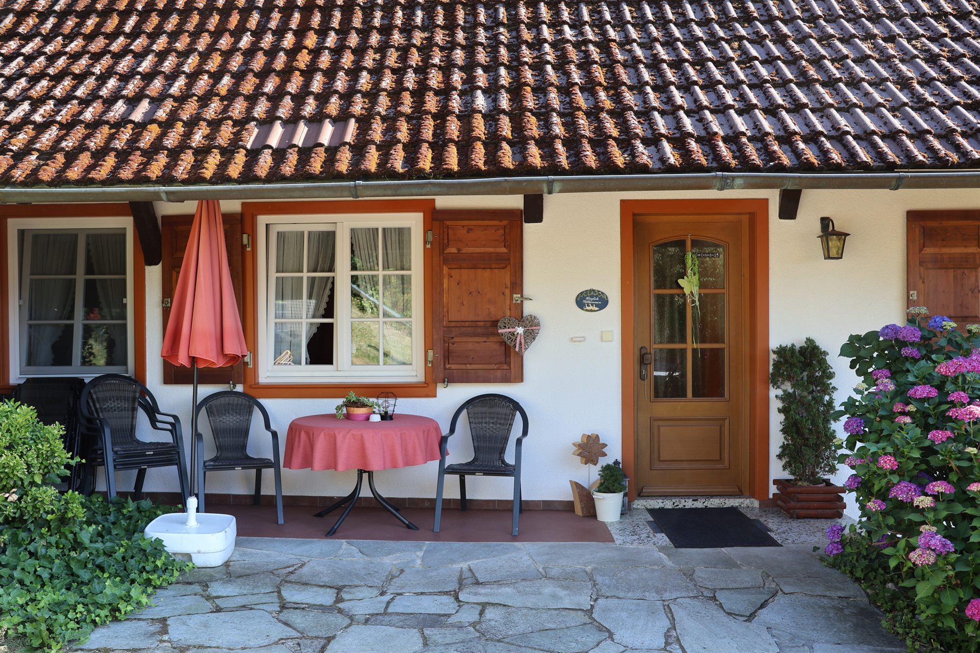 Private Terrasse mit Sitzgruppe vor dem Eingang