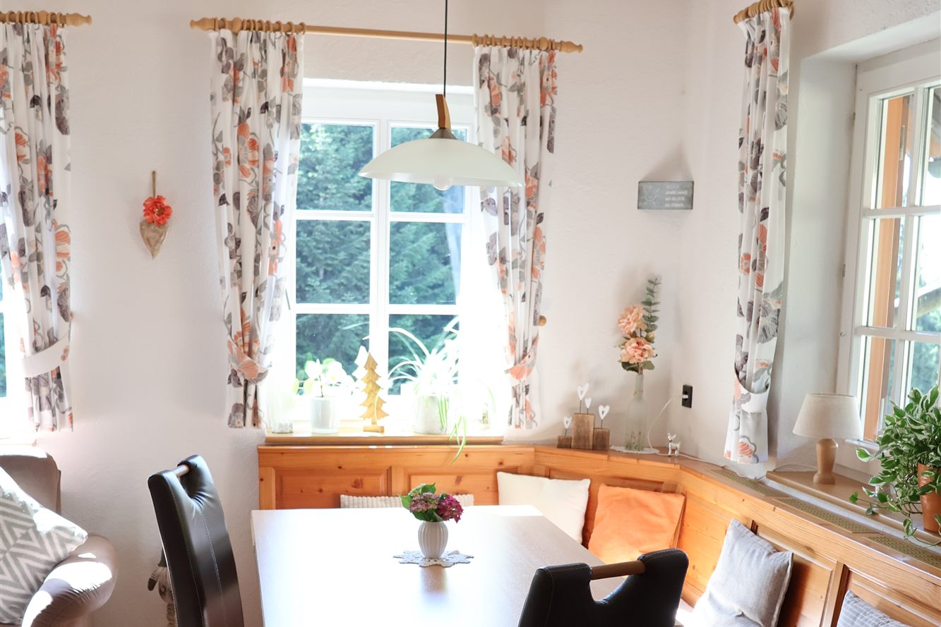 Essecke mit Eckbank, Tisch und Blick in den Garten